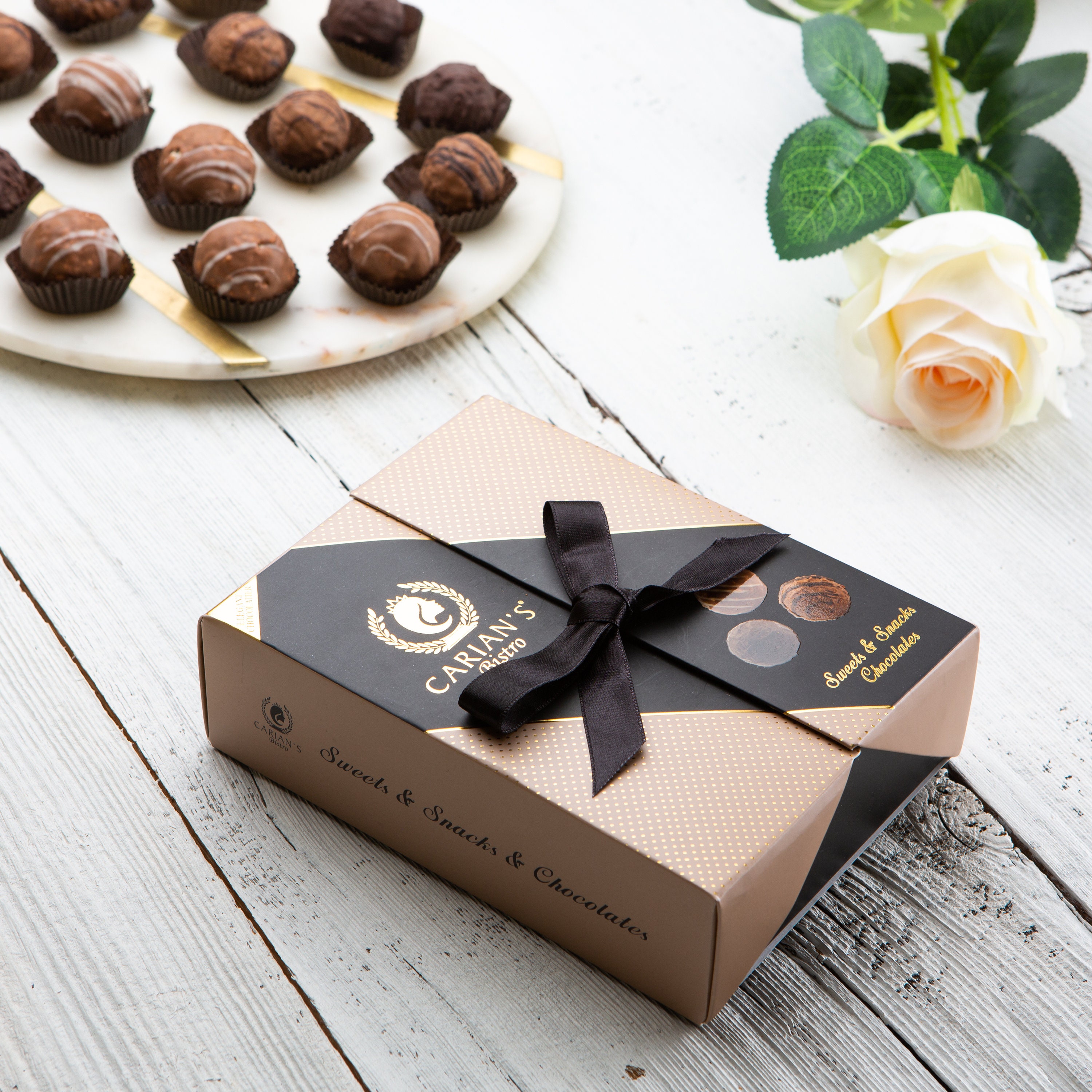 CARIANS - Caja de regalo de chocolate para el día de San Valentín, caja de  regalo surtida de pralinés, cesta de regalo de chocolate gourmet premium