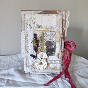 Bonito álbum de fotos, estilo vintage, con gran capacidad para fotos. Su tamaño es de 14x22 cm y está compuesto por 4 paginas a doble cara.