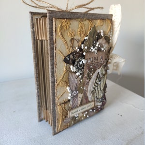 Bel album de 10x15 cm avec reliure australienne et avec 5 pages doubles pour mettre des photos ou tout ce qui est nécessaire.