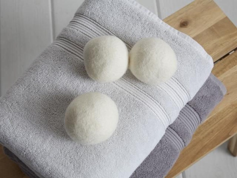 Шары из шерсти ковер. Шарики для сушки шерсти. Шерстяная сушка. Сушка шерсти. Шерстяной шар для стирки.