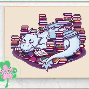 Può includere: Un drago bianco rannicchiato addormentato circondato da un grande mucchio di libri colorati. Il drago ha un'espressione assonnata e si sta riposando su una pila di libri.