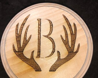 Untersetzer aus Holz| gravierte Holzuntersetzer| personalisierte Untersetzer| Hirschgeweih Untersetzer| 4er Set Untersetzer| Trinkgeschirr & Speisegeschenk| Geweih