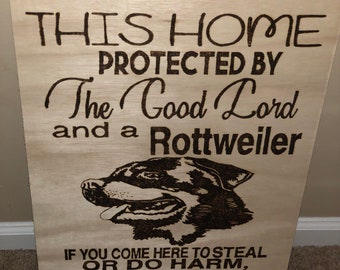 Dieses Haus geschützt durch den guten Herrn und ein Rottweiler Zitat, WoodBurned Zeichen, Hund Zeichen, Hundebesitzer Zeichen, Pyrographie