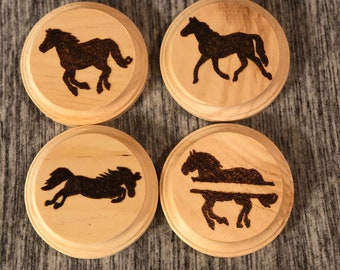 Holz verbrannt Untersetzer, Holz Untersetzer, Pferdeuntersetzer, Pferd Untersetzer Set von 4, Holz Pferde untersetzer, Pyrographie, Trinken Ware & Essen Geschenk