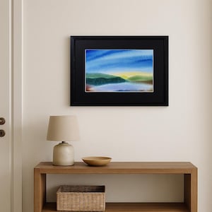Montagne et Mer 5 – Paysage aquarelle original avec montagnes et lac, encadré avec passe-partout – Pièce unique peinte à la main