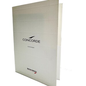 以下が含まれることがあります： 「CONCORDE STATIONERY」とブリティッシュ・エアウェイズのロゴが書かれた白いフォルダです。
