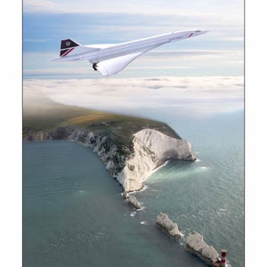 Könnte beinhalten: Ein weißes Concorde-Flugzeug mit British Airways-Branding fliegt über den Needles, einer Felsformation vor der Isle of Wight. Das Bild zeigt das Flugzeug vor dem Hintergrund von Meer, Klippen und einem Leuchtturm unter blauem Himmel.