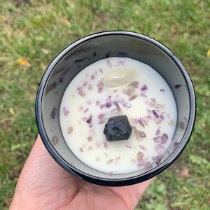 Vela de cera de soja con sal marina y salvia infundida con turmalina negra, amatista y cristales de cuarzo transparente.