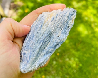 Blauw kyaniet, ruw blauw kyaniet, ruwe blauwe kyanietsteen, helende kristallen en stenen, blauw kristal, kyanietmonster