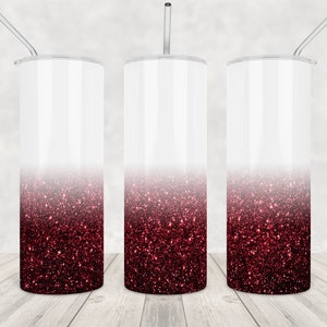 Könnte beinhalten: Drei weiße Edelstahlbecher mit rotem Glitzer-Ombre-Design. Die Becher haben Deckel und Strohhalme.