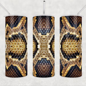 Puede incluir: Tres vasos de acero inoxidable con un patrón de piel de serpiente. Los vasos son marrones, negros y beige.