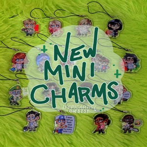 Può includere: Una collezione di piccoli ciondoli in acrilico con vari personaggi dei cartoni animati illustrati e cordini neri. Il testo "+ NEW MINI CHARMS +" è sovrapposto in grandi lettere verdi, con "LEEPICARTIST ON ETSY" in caratteri bianchi.