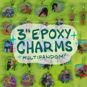 Pode incluir: Uma coleção de pingentes de resina epóxi de 7,6 cm de diâmetro com vários personagens e designs. Os pingentes são coloridos e têm um tema multifandom. O texto "3" EPOXY CHARMS + MULTIFANDOM!" está escrito em amarelo brilhante sobre um fundo verde.