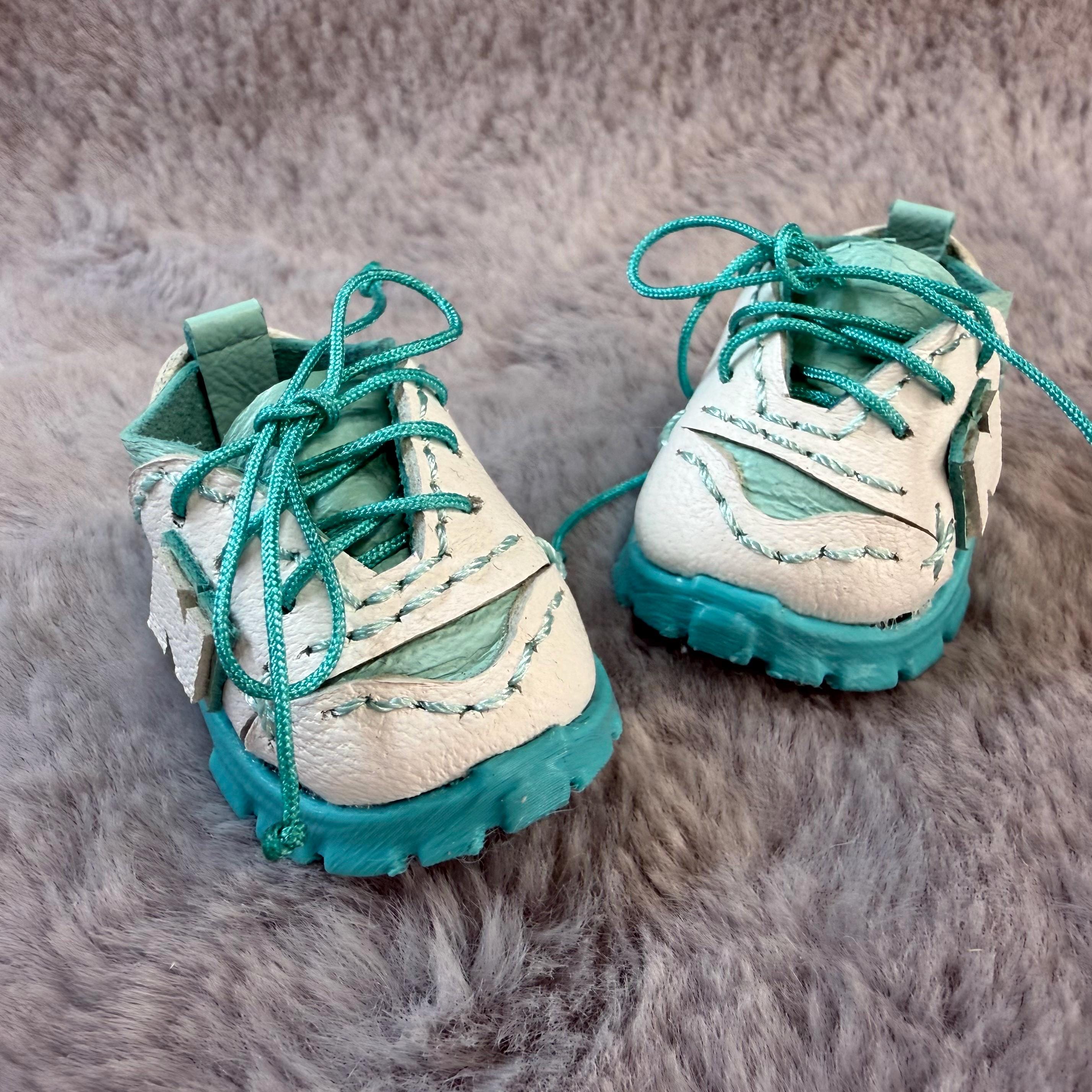 Sneakers for Mia nines d’onil doll 23 cm.