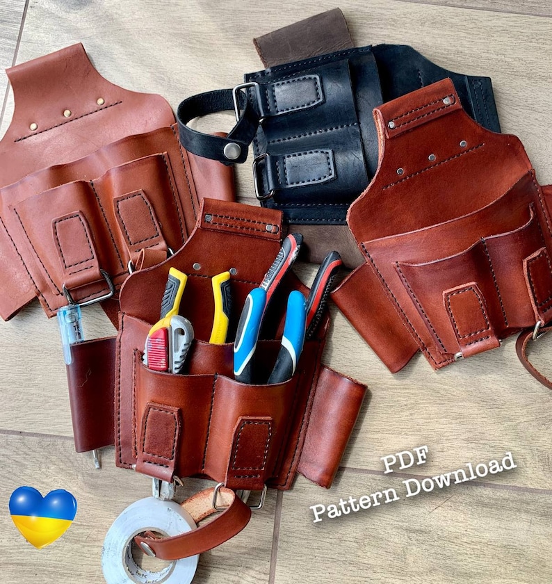 Peut inclure: Trois ceintures &agrave; outils en cuir marron avec plusieurs poches et une ceinture &agrave; outils en cuir noir avec deux poches. Les ceintures sont dispos&eacute;es sur une surface en bois. Le texte "PDF Pattern Download" est visible dans le coin inf&eacute;rieur droit de l'image.