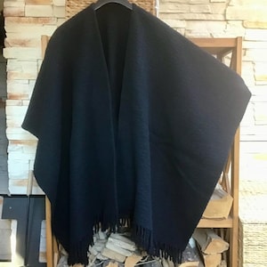 Poncho abierto unisex de lana negra con flecos, talla única, estilo vintage.