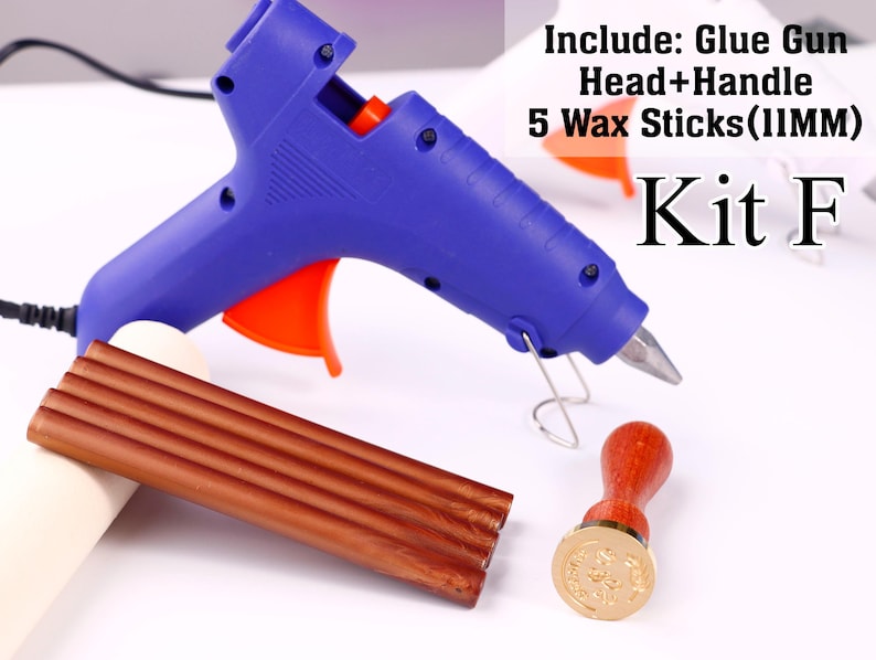 K&ouml;nnte beinhalten: Eine blaue Hei&szlig;klebepistole mit orangefarbenem Abzug, f&uuml;nf braune Wachsstangen und ein Wachssiegelstempel mit Holzgriff. Der Text lautet: Include: Glue Gun Head+Handle 5 Wax Sticks(11MM) Kit F. Die Klebepistole hat eine Metalld&uuml;se und einen Drahtst&auml;nder.