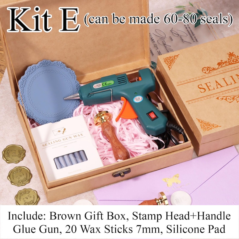 K&ouml;nnte beinhalten: Ein Kit E Wachssiegel-Set in einer braunen Geschenkbox mit einer blaugr&uuml;nen Hei&szlig;klebepistole, einem Stempel mit Holzgriff, einer blauen Silikonmatte und 20 Wachsst&auml;bchen mit 7mm Durchmesser. Das Set reicht f&uuml;r 60-80 Siegel, inklusive Siegelbeispielen.