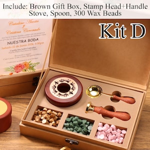 K&ouml;nnte beinhalten: Ein Wachssiegel-Set mit der Aufschrift Kit D in einer braunen Geschenkbox, bestehend aus einem Holzofen, einem Schmelzl&ouml;ffel aus Metall, einem Stempel mit Holzgriff und drei F&auml;chern mit braunen, gr&uuml;nen und rosafarbenen Wachsperlen.