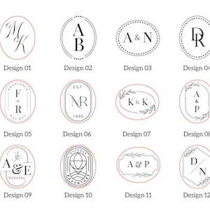 Può includere: Una collezione di dodici design di monogrammi in bianco e nero disposti in una griglia. Ogni design presenta tipografia, iniziali ed elementi decorativi unici come foglie, bordi e linee, etichettati da Design 01 a Design 12 in testo nero.
