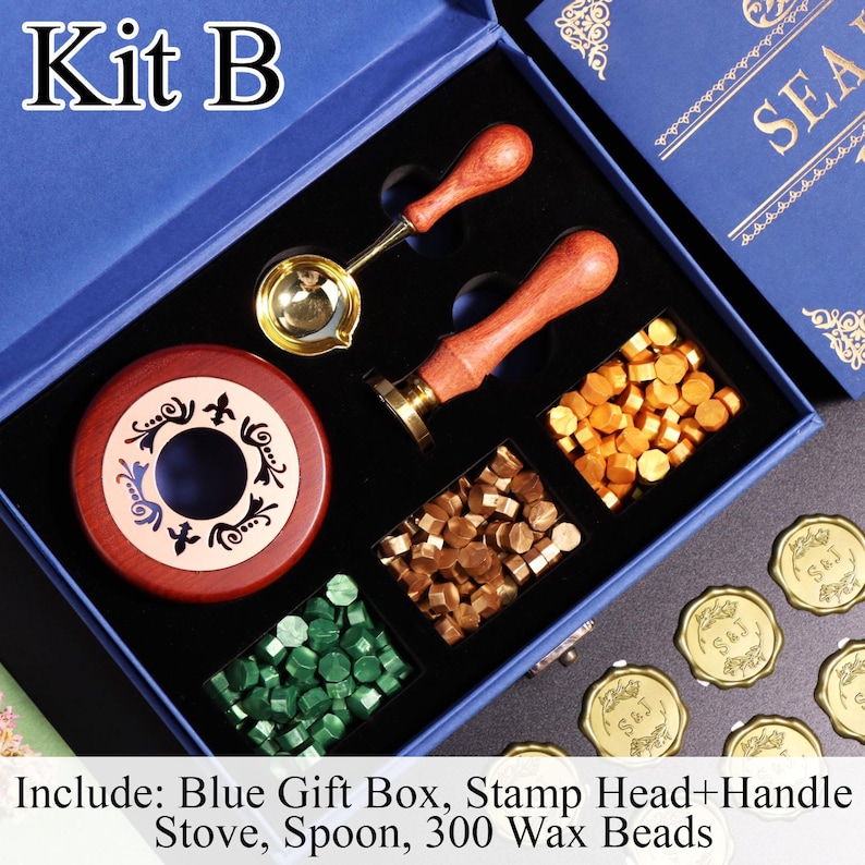 K&ouml;nnte beinhalten: Eine blaue Geschenkbox mit einem Wachssiegel-Set, bestehend aus einem Stempel mit Holzgriff, einem Schmelzl&ouml;ffel aus Metall, einem Holzofen und drei F&auml;chern mit gr&uuml;nen, bronzefarbenen und goldenen Wachsperlen. Der Text Kit B ist oben links zu sehen.