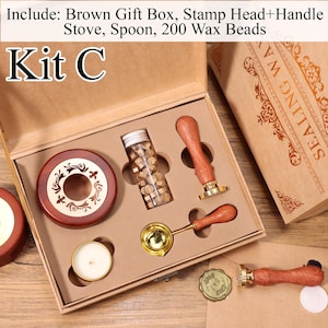 K&ouml;nnte beinhalten: Ein Wachssiegel-Set mit der Aufschrift Kit C in einer braunen Geschenkbox, bestehend aus einem Holzofen, einem Schmelzl&ouml;ffel aus Metall, einem Glasfl&auml;schchen mit 200 Wachsperlen und zwei Stempeln mit Holzgriff. Enth&auml;lt ein wei&szlig;es Teelicht.