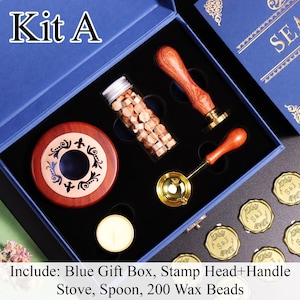 K&ouml;nnte beinhalten: Eine blaue Geschenkbox mit einem Wachssiegel-Set, beschriftet als Kit A. Das Set enth&auml;lt einen Stempel mit Holzgriff, einen Schmelzl&ouml;ffel aus Metall, einen Holzofen, ein Teelicht, ein Glasr&ouml;hrchen mit 200 Wachsperlen und fertige Wachssiegel.