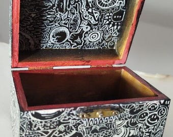 kleine Schachtel für verschiedene Gegenstände und Schmuckstücke im Doodle-Stil. Gruseliges, dunkles Doodle-Mysterium