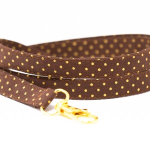 Schlüsselanhänger aus Stoff mit goldenen und braunen Punkten, optional als Ausreißer, 1,5 cm breites, dünnes Textilband