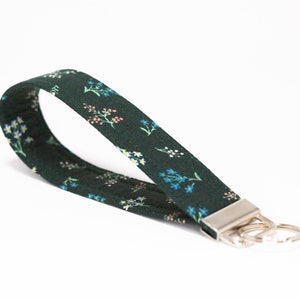 Rifle Paper Co. floral sobre llavero verde oscuro, tela 100% algodón, llavero, llavero de pulsera