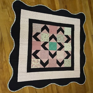 Quilt for baby. Scalloped borders