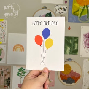Cartão de felicitações com balões de feliz aniversário
