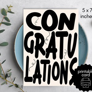 Könnte beinhalten: Eine rechteckige Grußkarte mit den Maßen 12,7 x 17,8 cm mit cremefarbenem Hintergrund und dem Wort CONGRATULATIONS in großen, fetten, schwarzen, abgerundeten serifenlosen Buchstaben, akzentuiert durch kleine, dünne, schwarze Kringel.