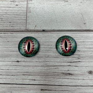 Green glass eye cabochons in sizes 6mm to 40mm dragon eyes cat iris (566)