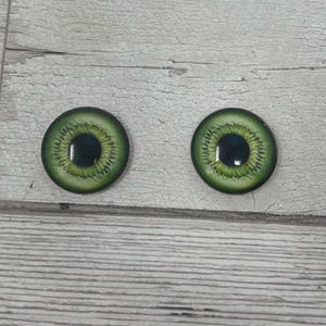 Par de cabochões de olhos de vidro verde realistas em tamanhos de 6 mm a 20 mm olhos de pássaro realistas íris humana (589)
