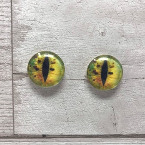 Groen en geel met bruine spikkels cabochons met glazen oog in de maten 6 tot 40 mm drakenogen katteniris (006)