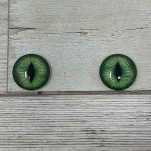 Green glass eye cabochons in sizes 8mm to 40mm cat eyes dragon iris animal eyes (641)