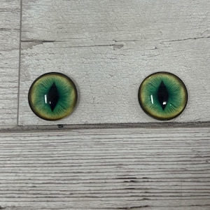 Green glass eye cabochons in sizes 8mm to 40mm cat eyes dragon iris animal eyes (642)