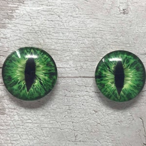 Groene cabochons met glazen oog in de maten 6 tot 40 mm drakenogen kattenogen (002)