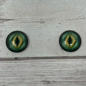 Green glass eye cabochons in sizes 8mm to 40mm cat eyes dragon iris animal eyes (650)