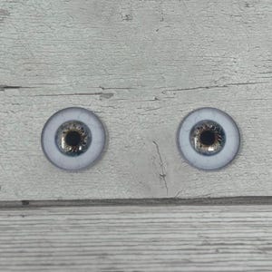 Paar realistische grijze cabochons met menselijk glas in de maten 6 mm tot 20 mm realistische ogen ronde pupil (620)