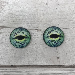 Groene cabochons met glazen oog in de maten 6 tot 20 mm drakenogen vis reptiel hagedis iris (382)