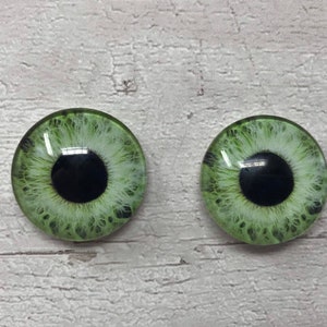 Paar realistische cabochons met groen glazen oog in de maten 6 tot 20 mm realistische drakenogen katteniris (351)