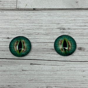 Green glass eye cabochons in sizes 6mm to 40mm dragon eyes cat iris (556)