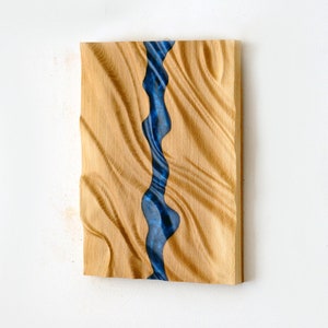 Blauer Fluss Holz Bas Relief Skulptur für Wand Dekor, moderne Holz Wand Kunst, freie Form Holzschnitzerei, Epoxy Fluss, Epoxy Kunst Bild 4