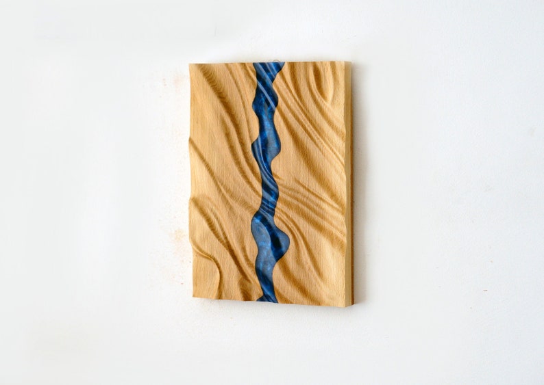 Blauer Fluss Holz Bas Relief Skulptur für Wand Dekor, moderne Holz Wand Kunst, freie Form Holzschnitzerei, Epoxy Fluss, Epoxy Kunst Bild 4