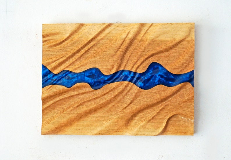 Blauer Fluss Holz Bas Relief Skulptur für Wand Dekor, moderne Holz Wand Kunst, freie Form Holzschnitzerei, Epoxy Fluss, Epoxy Kunst Bild 2