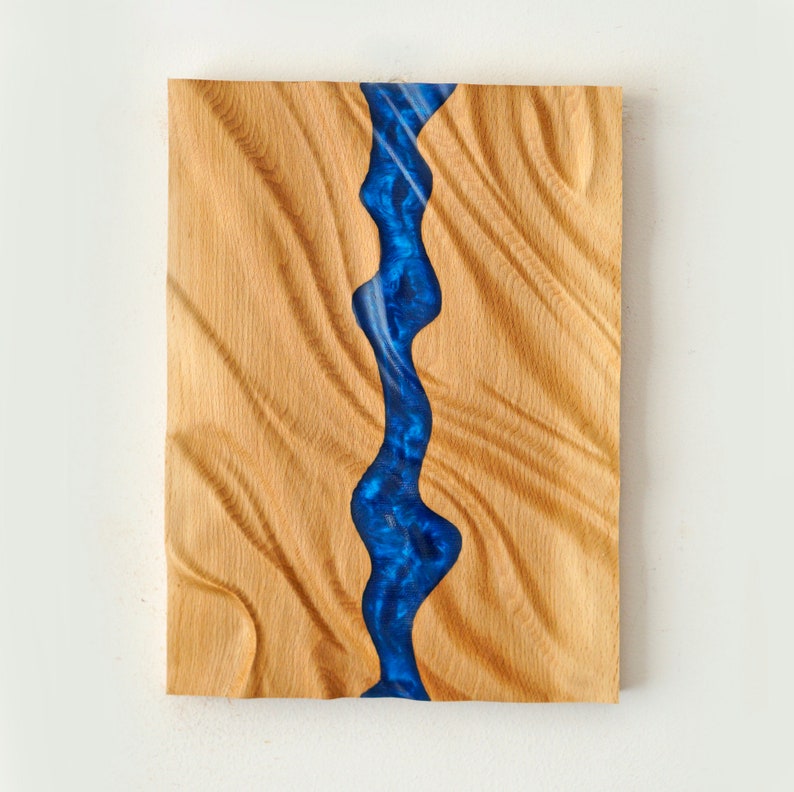 Blauer Fluss Holz Bas Relief Skulptur für Wand Dekor, moderne Holz Wand Kunst, freie Form Holzschnitzerei, Epoxy Fluss, Epoxy Kunst Bild 3