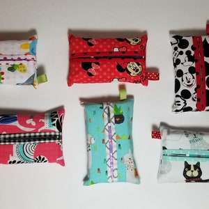 Peut inclure: Six housses de boîte à mouchoirs en tissu coloré. Les housses présentent différents motifs, notamment des dinosaures, Mickey Mouse, des chats et des lamas. Les housses sont toutes faites à la main et ont une fermeture à glissière.