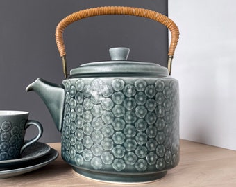 Quistgaard Large AZUR teapot - 1960s Kronjyden - IHQ - Danish design - Embossed flower pottery. Nordic design / Denmark.